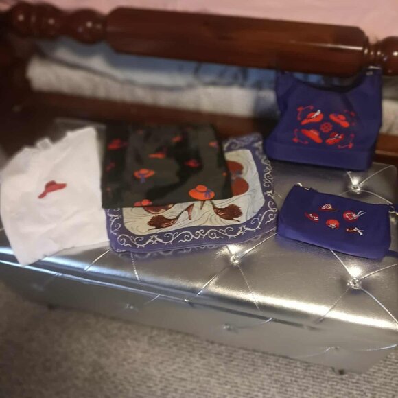 Lady's Red Hat Collection - Picture 1 of 1